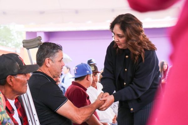 Sara Hernández de Monreal  entregó las protesis