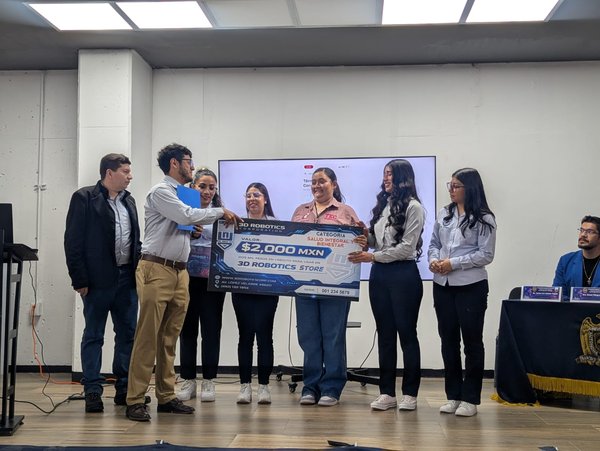 219 2026 Los equipos de “Hackatoneras”, “Electrochicas” y “Hack4her” triunfan en el Hackatón Atenea 2026 (8)