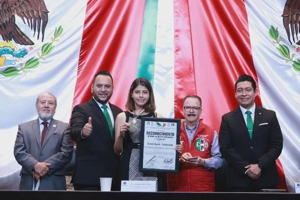 547 2026 Estefanía Contreras recibe reconocimiento nacional al Mérito Estudiantil 2026 en la Cámara de  (5)