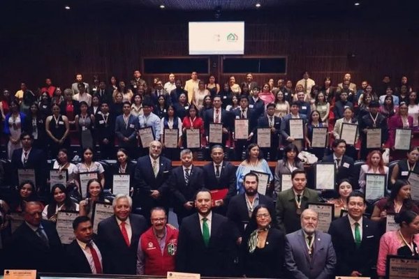 547 2026 Estefanía Contreras recibe reconocimiento nacional al Mérito Estudiantil 2026 en la Cámara de Dip (1)
