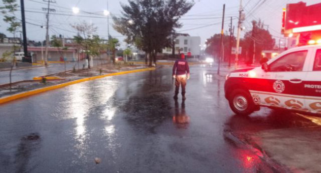 Elemento de Protección Civil en recorrido por calle anegada