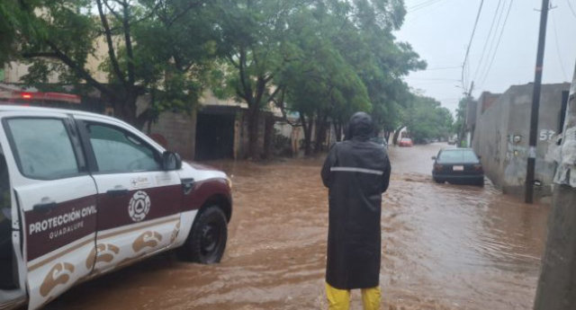Calle con acumulación de agua por lluvias en Guadalupe