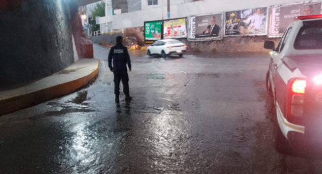 Paso subterráneo inundado con unidad de emergencia