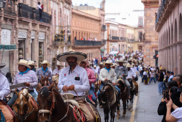 Jinetes con bandera de México durante desfile por el Centro Histórico