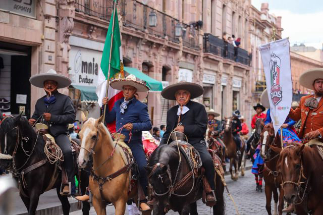 Mujeres con trajes tradicionales frente al Acueducto de Zacatecas