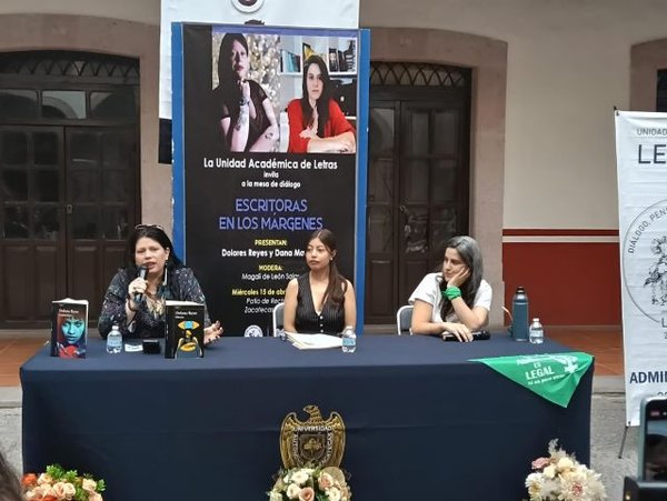 En el patio central de la Rectoría de la UAZ se realizó este diálogo con las escritoras