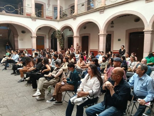 Nutrido público universitario