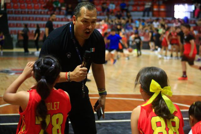 Niños realizando ejercicios con jugadores de la Selección Mexicana