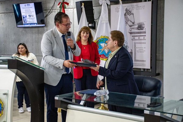 233 2026 Presentan libro que honra el legado del fundador de la Facultad de Medicina de la UAZ, Enri (9)