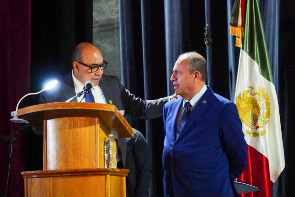 223 2026 Reconocen trayectoria del docente William Ortiz Briceño de la UAMHyCS de la UAZ (3)