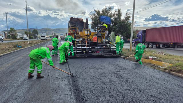 Maquinaria pesada trabajando en el reencarpetamiento del Bulevar Bicentenario