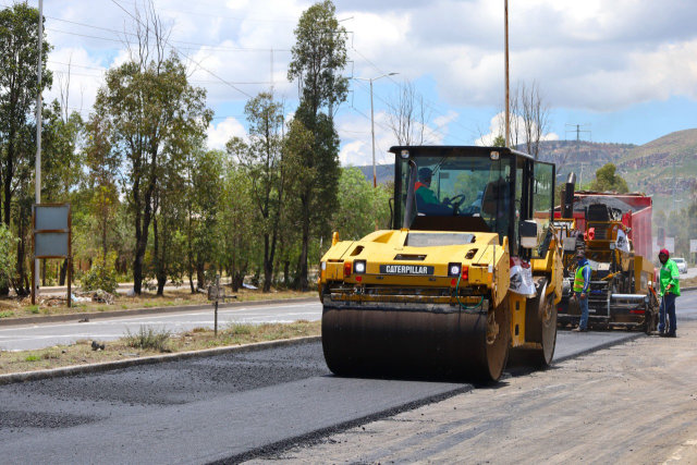 Vista de los trabajos de bacheo y fresado en la vialidad