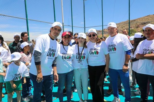 La presidenta de SEDIF Sara Hernández de Monreal y usuarios