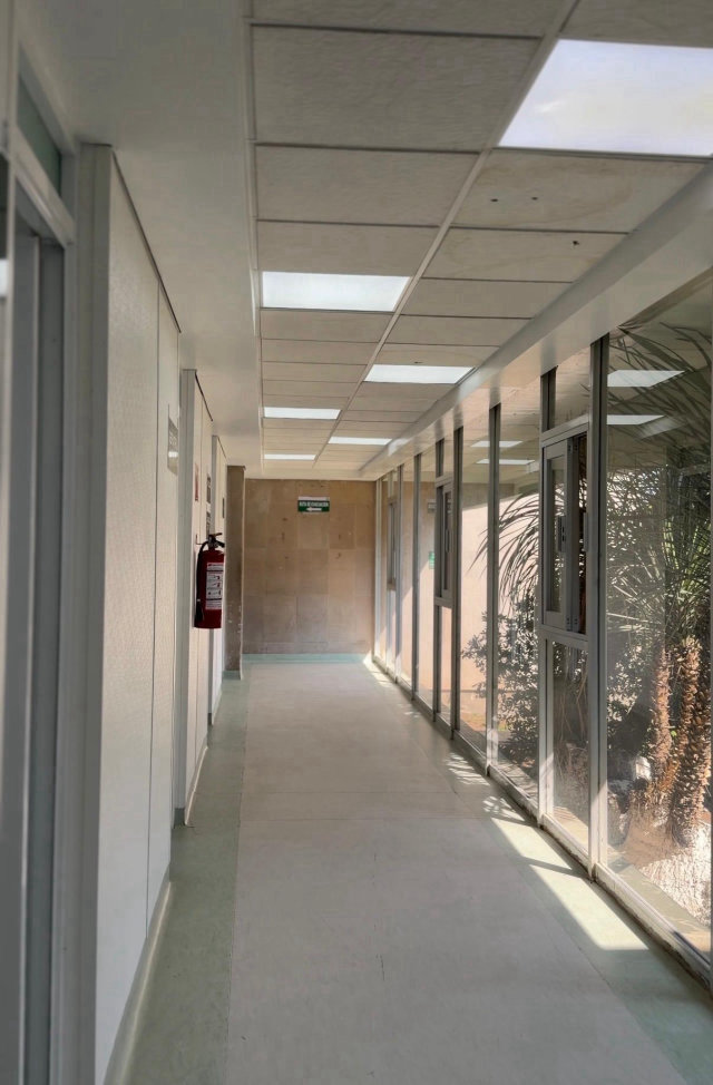 Pasillo con luz natural del hospital