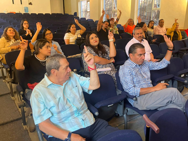 Asistentes participando activamente en el curso taller