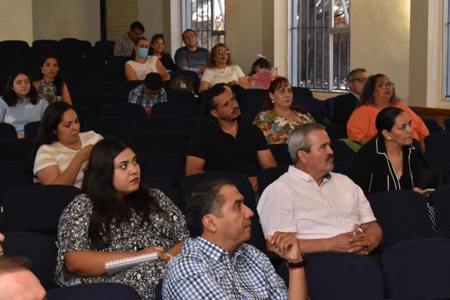 Auditorio con personal directivo y administrativo de la UAZ