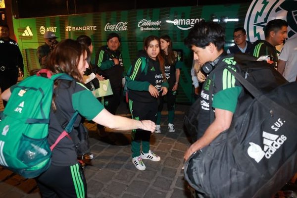 Futbolistas fueron recibidas por la ciudadanía