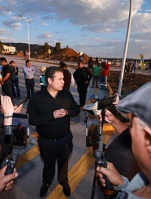 Colonos y autoridades en la apertura