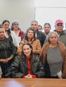 Familias beneficiarias con la secretaria Luz Eugenia Pérez