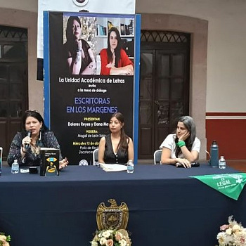 En el patio central de la Rectoría de la UAZ se realizó este diálogo con las escritoras