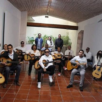 Daniela Ruiz con alumnos