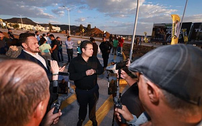 Colonos y autoridades en la apertura