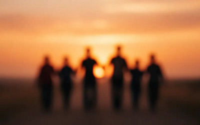 Amanecer con siluetas caminando