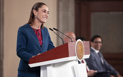 Cuauhtémoc, Ciudad de México. 4 de marzo 2026. La presidenta constitucional de los Estados Unidos Mexicanos, la Doctora Claudia Sheinbaum Pardo en conferencia de prensa matutina en el salón de la Tesorería de Palacio Nacional. La acompañan: Jesús Antonio Esteva Medina, secretario de Infraestructura, Comunicaciones y Transportes; Jorge Mendoza, director del Banco Nacional de Obras y Servicios Públicos (Banobras); Miguel Ángel Elorza Vásquez, coordinador de Infodemia.  Foto: Gabriel MonroyPresidencia