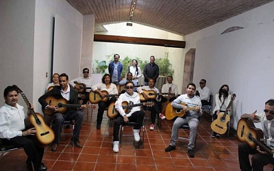 Daniela Ruiz con alumnos