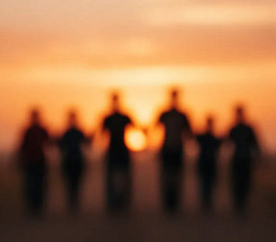 Amanecer con siluetas caminando