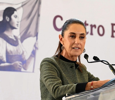 Tláhuac, Ciudad de México, México, 6 de noviembre de 2025. La doctora Claudia Sheinbaum Pardo, presidenta Constitucional de los Estados Unidos Mexicanos pone en marcha Centro Público de Formación en Inteligencia Artificial. La acompañan: Sofia Pérez Gasque Muslera, directora general de la Asociación Mexicana de la Industria de Información; Angélica Cajero Martínez, directora del Instituto Tecnilógico de Tláhuac; Ramón Jiménez López, director general del Tecnológico Nacional de México; Mario Delgado Carrillo, secretario de Educación Pública; Clara Marina Brugada Molina, jefa de Gobierno de Ciudad de México; José Antonio Peña Merino, secretario de la Agencia de Transformación Digital y Telecomunicaciones; Rosaura Ruiz Gutiérrez, secretaria de Ciencia, Humanidades, Tecnología e Innovación; Arturo Reyes Sandoval, director general del Instituto Politécnico Nacional; Altagracia Gómez Sierra, coordinadora del Consejo Asesor de Desarrollo Económico Regional y Relocalización de Empresas y Araceli Berenice Hernández Calderón,  alcaldesa en Tláhuac. Foto: Saúl López / Presidencia