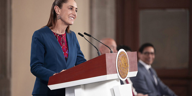 Cuauhtémoc, Ciudad de México. 4 de marzo 2026. La presidenta constitucional de los Estados Unidos Mexicanos, la Doctora Claudia Sheinbaum Pardo en conferencia de prensa matutina en el salón de la Tesorería de Palacio Nacional. La acompañan: Jesús Antonio Esteva Medina, secretario de Infraestructura, Comunicaciones y Transportes; Jorge Mendoza, director del Banco Nacional de Obras y Servicios Públicos (Banobras); Miguel Ángel Elorza Vásquez, coordinador de Infodemia.  Foto: Gabriel MonroyPresidencia
